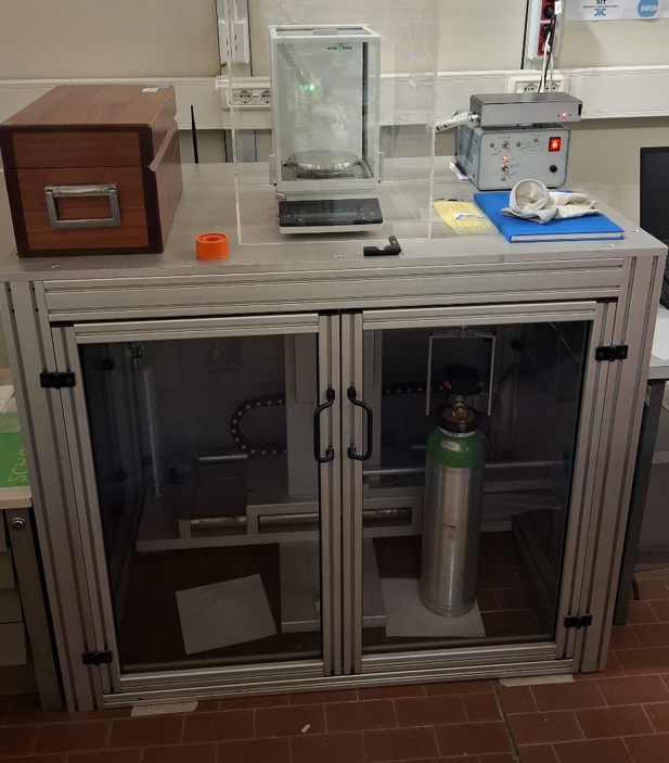Mass comparator for gravimetric preparation used in INRiM laboratory